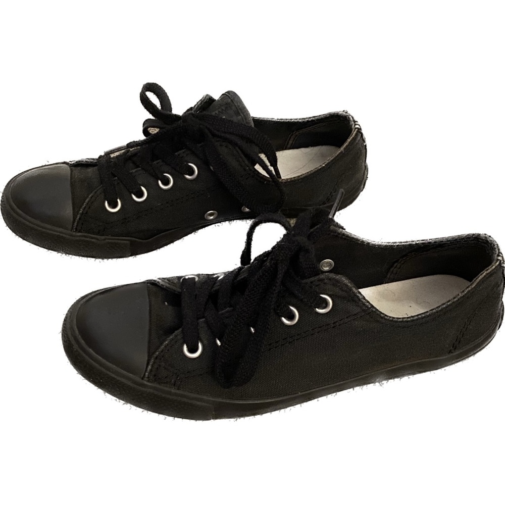 All Black Low Rise Chuck Taylor All-Star Dainty Women’s Size 6